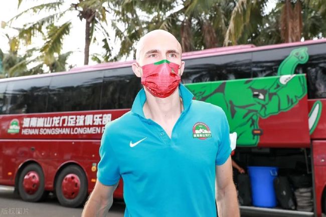 小雀斑的新造型引发关注，梳理得一丝不苟的偏分发型、蓄胡+银框眼镜 罗伯茨现身《金钱怪兽》首映 克鲁尼搂妻秀恩爱 2016-05-13 当地时间5月12日，由好莱坞才女朱迪·福斯特执导非竞赛展映单元的美国电影《金钱怪兽》在第六十九届戛纳国际电影节举行首映礼。