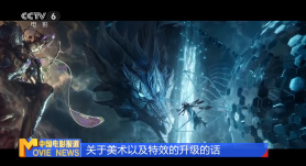 杨幂在电梯口掏出手机，与闺蜜唐嫣玩起自拍。